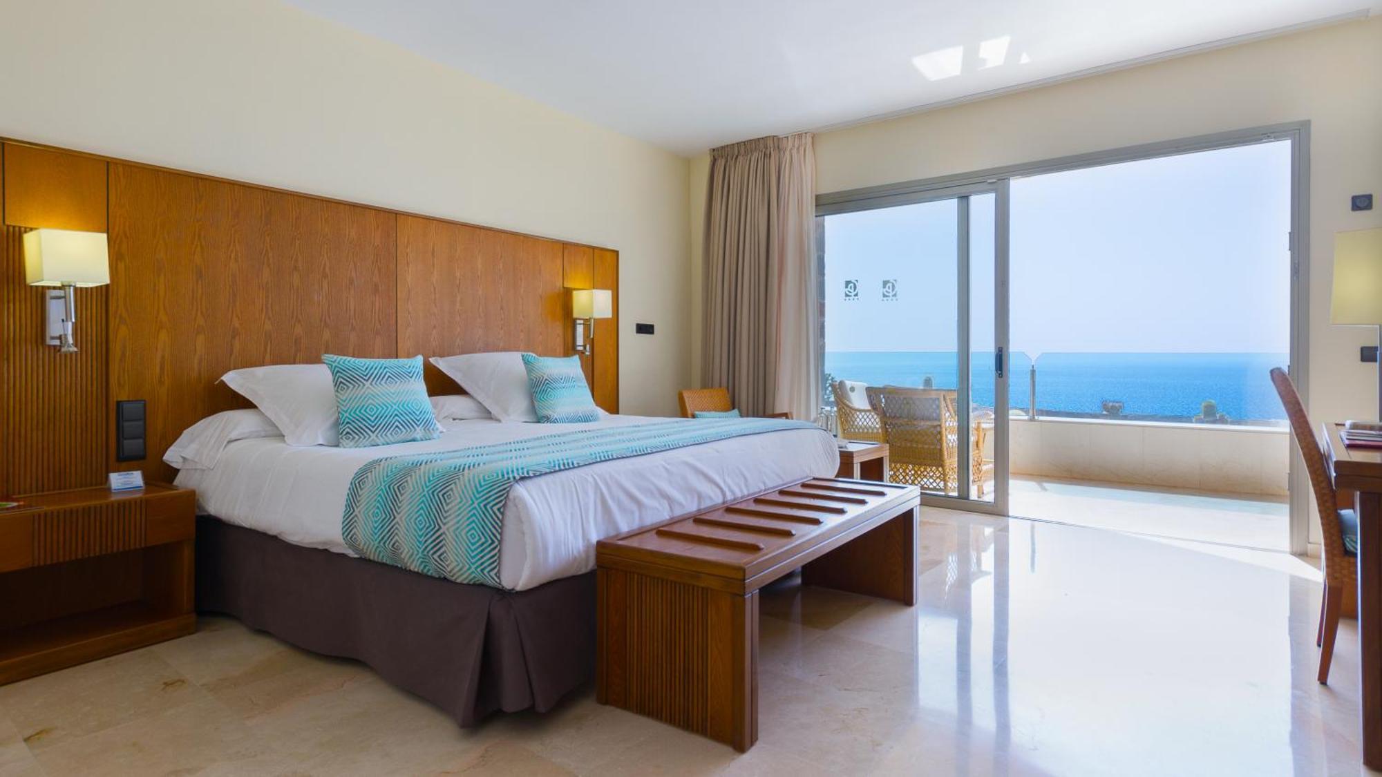 Twin Room with Sea View and Extra Bed (3 Adults)