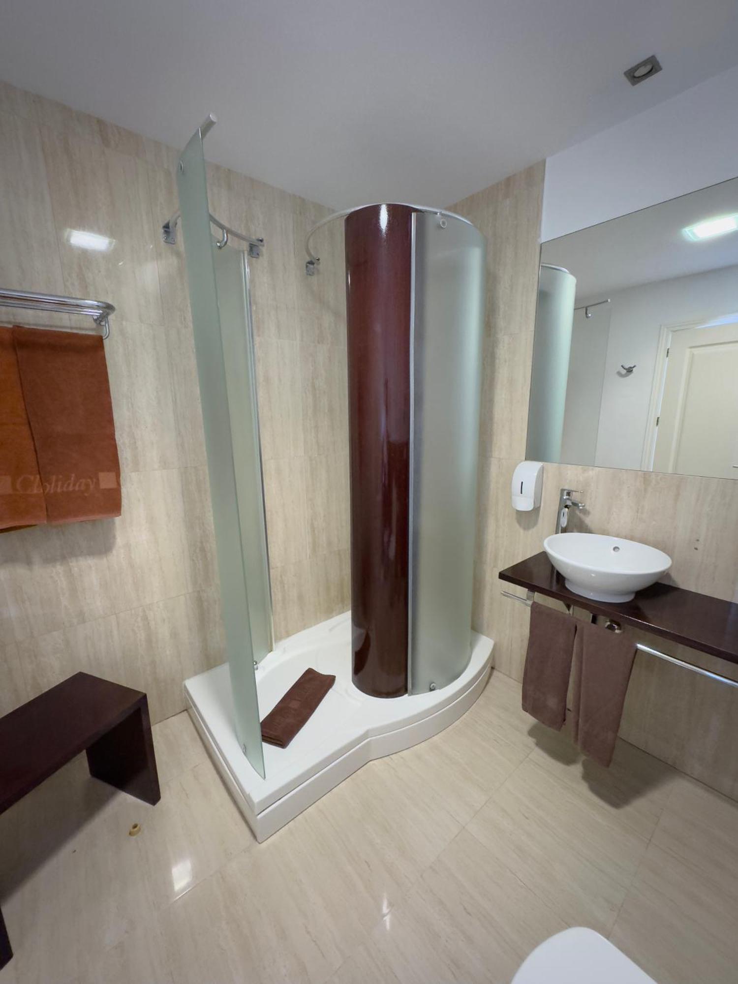 One-Bedroom Apartment with Jacuzzi,1679610609:JPEG