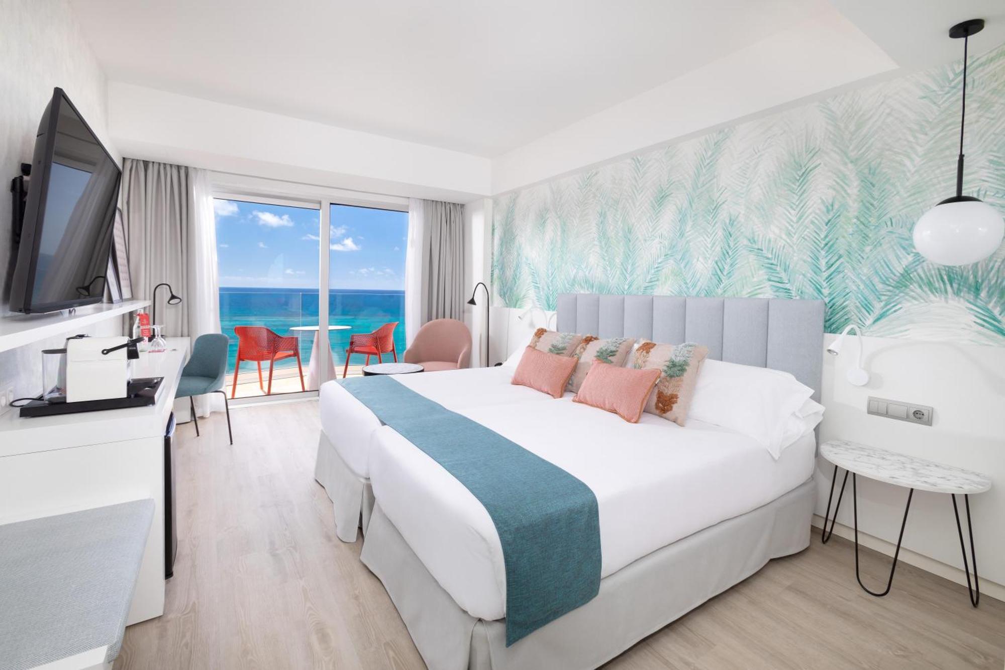 Deluxe Room Beach View (1 adult),1742619821:JPEG