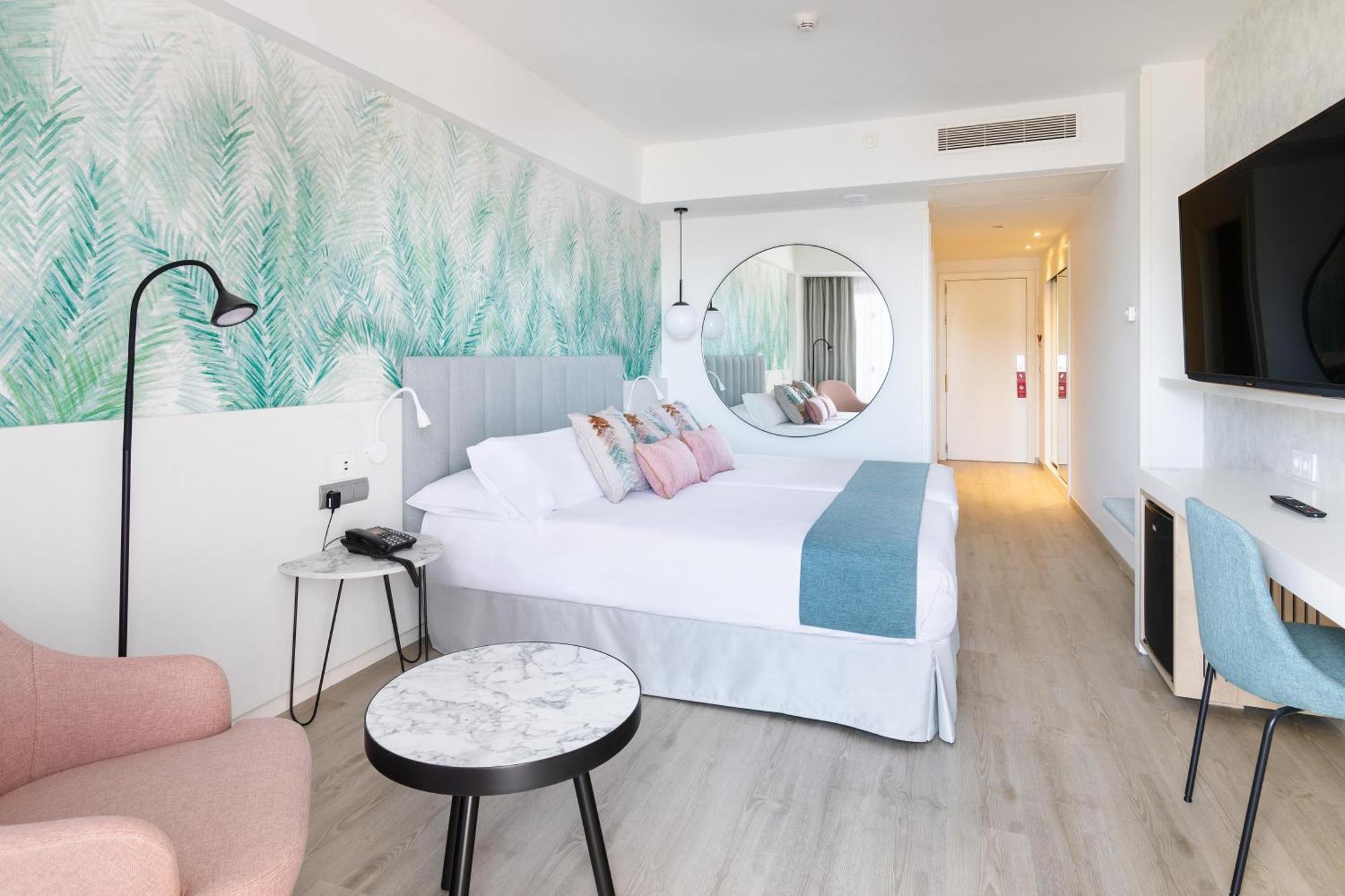 Deluxe Room,1742619824:JPEG