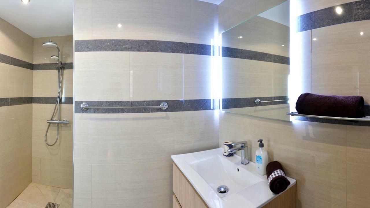 Twin Room Private Bathroom
