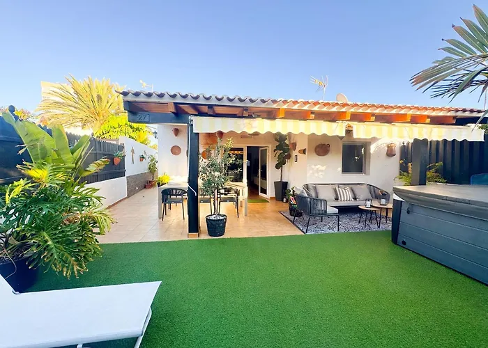Oasis Beach Holiday Home With Jacuzzi